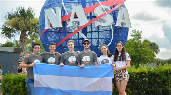 La "experiencia espacial" de un argentino de 19 años en el Centro Kennedy de la NASA La "experiencia espacial" de un argentino de 19 años en el Centro Kennedy de la NASA