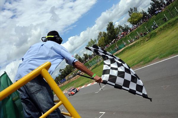 ¿Por qué las carreras terminan con una bandera a cuadros? ¿Por qué las carreras terminan con una bandera a cuadros?